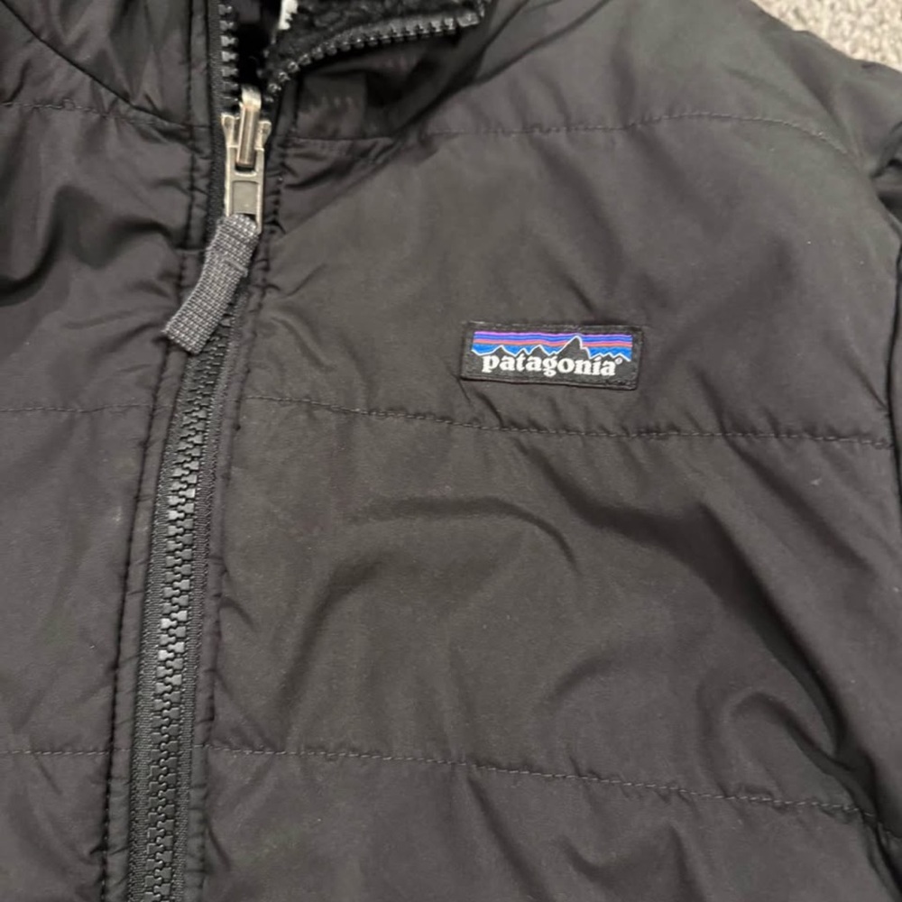 Like new kids size X-Large 14 Patagonia Kids Black Hooded Puffer Coat - Picture 2 of 4